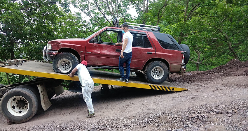 La camioneta quedó semivolcada y tuvo que ser trasladada en una grúa. Foto: Juan Fco. Dávila/Radio ABC Stereo