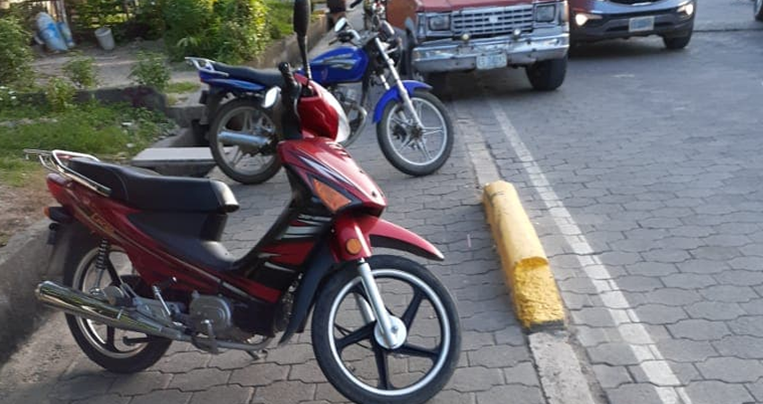 El paso peatonal ha sido usado de parqueo y área para ventas de comida, según denunciaron. Foto:Cortesía/Radio ABC Stereo