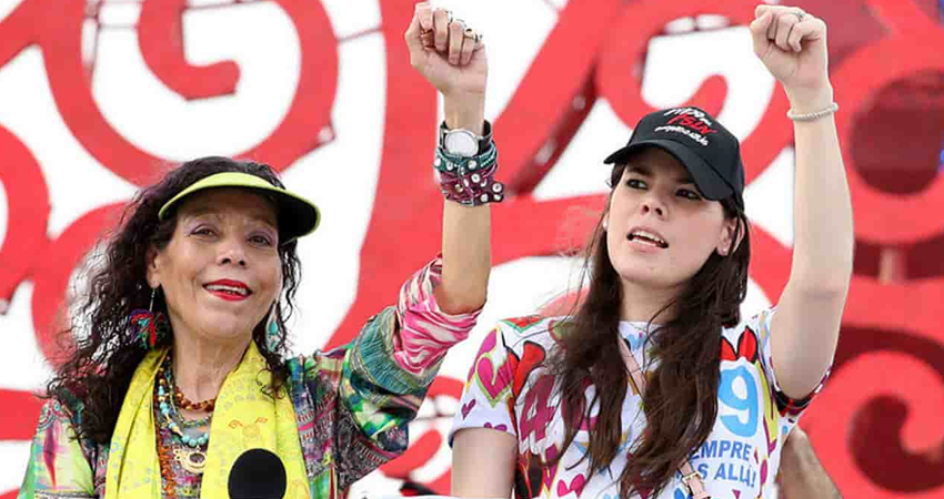 Camila Ortega acompaña a su mamá Rosario Murillo en un evento político. Foto: Cortesía