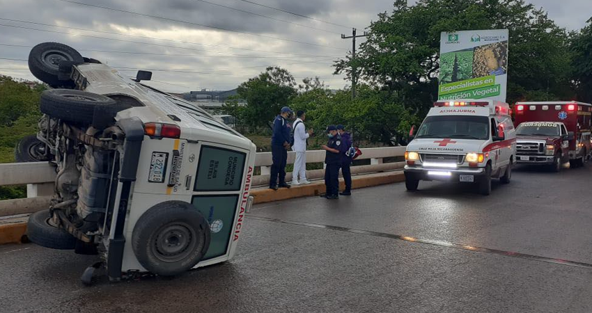 La ambulancia quedó a un lado de la vía. Foto: Juan Fco. Dávila/Radio ABC Stereo