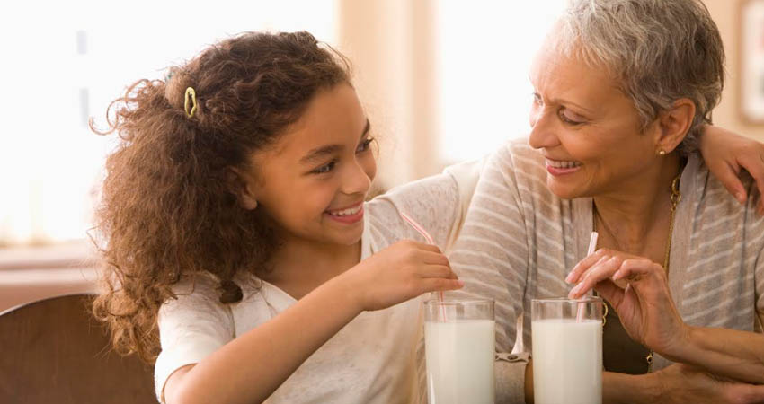La leche líquida o en polvo y los productos lácteos son los alimentos con la mayor biodisponibilidad de calcio.  Foto: Nestlé