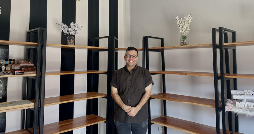 El joven Elmer Matamoros es el dueño de este proyecto para emprendedores que alquila espacios desde 25 dólares por mes.