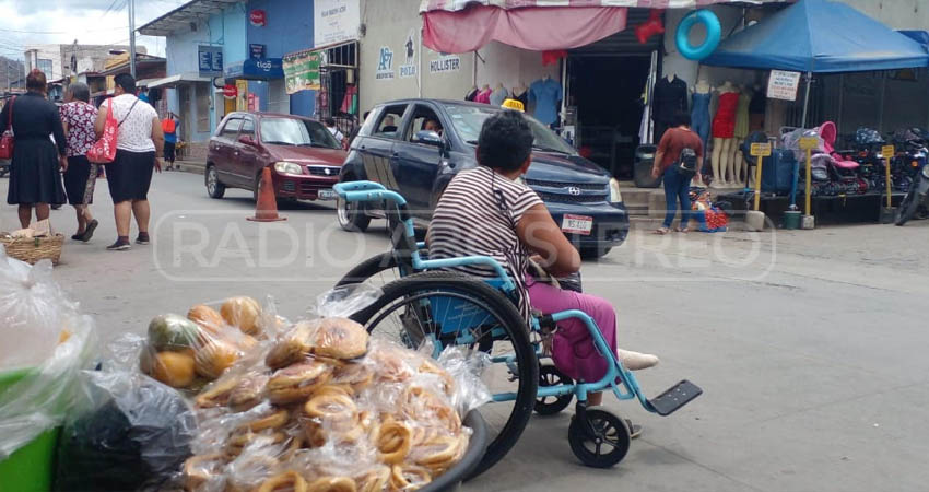 Una mujer que se moviliza en silla de ruedas, esperó por más de una hora, que un taxi la llevara de las inmediaciones del mercado municipal Centro Histórico hasta su hogar.