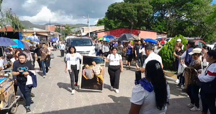 Concepción Ponce, madre de los fallecidos Ausberto y Michael Gutiérrez, agradeció a través de un comunicado la solidaridad, apoyo y acompañamiento de la ciudadanía, ante la muerte de sus hijos.