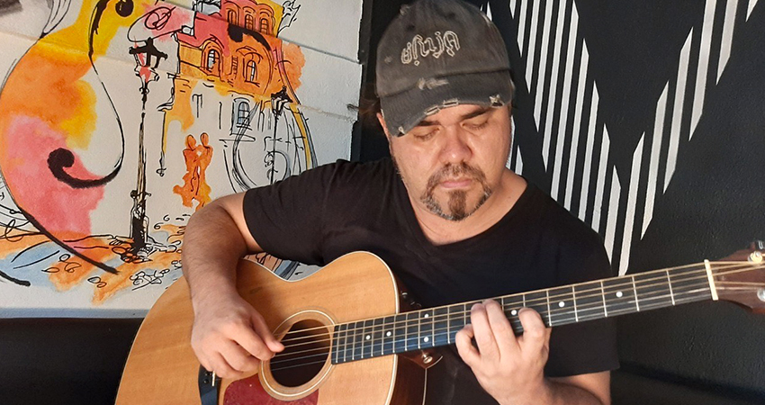 Javier García, conocido como Madheavier, espera seguir llevando música a través de las plataformas digitales. Foto: Famnuel Úbeda/Radio ABC Stereo