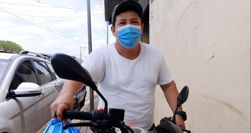 Don Edgar Picado utiliza la motocicleta para llevar sus productos lácteos hasta la casa de sus clientes. Foto: Famnuel Úbeda/Radio ABC Stereo