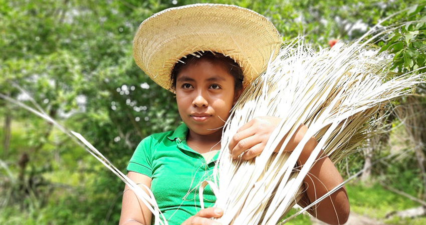 Dania López aprendió a tejer desde los 6 años de edad. Foto: Famnuel Úbeda/Radio ABC Stereo