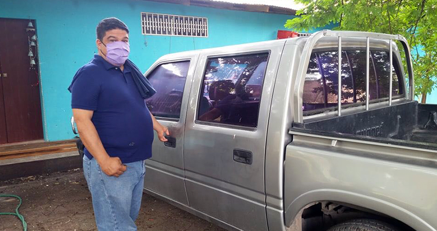 El periodista Leonidas Rodríguez junto a su camioneta. Foto: Juan Fco. Dávila/Radio ABC Stereo