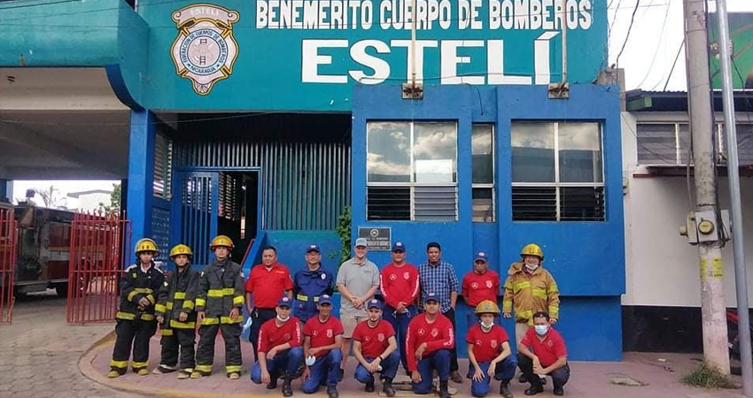 Miembros del Benemérito Cuerpo de Bomberos de Estelí junto al capitán Robert Henssy Junior. Foto: Juan Fco. Dávila/Radio ABC Stereo