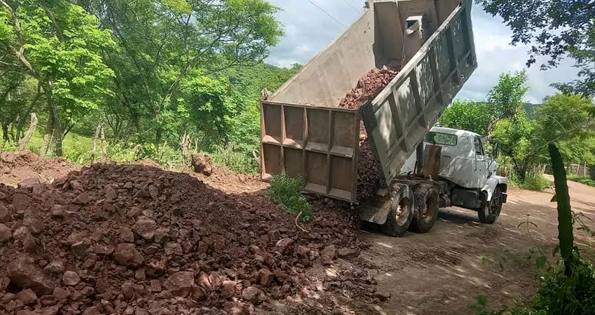 Trabajadores con maquinarias iniciaron recientemente las mejoras de camino en Cacaulí, Somoto. Foto: Cortesía/Radio ABC Stereo