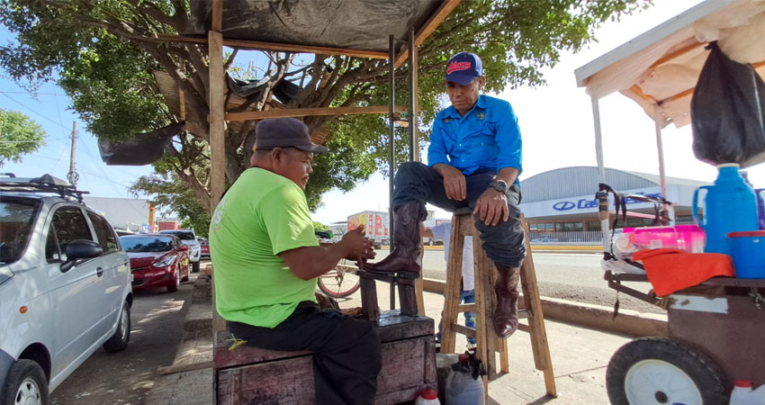 Rufo Rufino Estrada Centeno, de 50 años de edad, se dedica al lustrado de zapatos desde hace cuatro décadas, oficio que le ha permitido independencia económica.