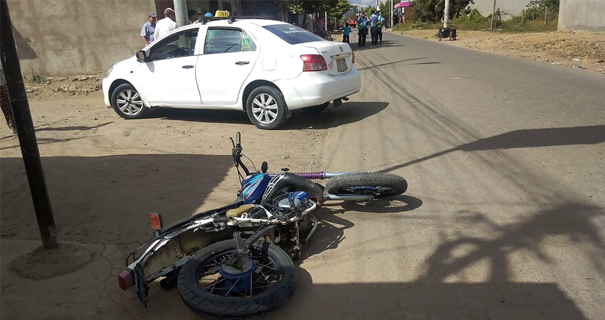 Motociclista sufre lesiones al chocar con un taxi en Estelí