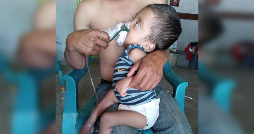 El niño y su familia habitan en El Porvenir, Jalapa, él sufre hidrocefalia; epilepsia severa, que le provoca convulsiones; presenta problemas en su garganta, en el estómago y no puede ver ni caminar. Mientras, su papá está postrado en cama al tener una hernia. La humilde familia anhela recibir apoyo.