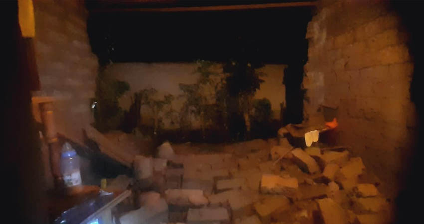 A causa de la humedad generada por las lluvias, se desplomó la pared de una vivienda en Chuslí, Jalapa, provocando golpes a un niño que estaba dormido.