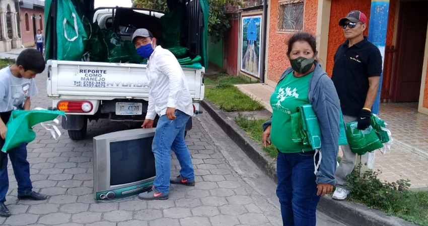 Pobladores de San Rafael del Norte donaron materiales que serán reciclados. Foto: Cortesía