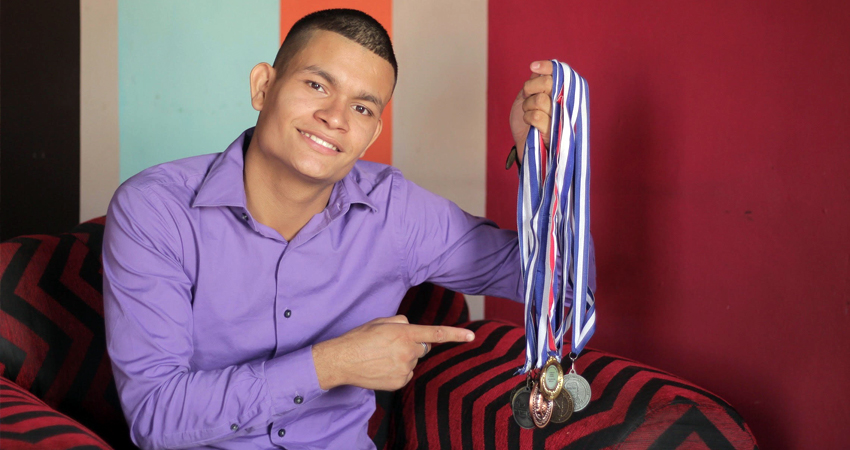 Gerald muestra orgulloso las medallas que ha conseguido. Foto: Famnuel Úbeda/Radio ABC Stereo