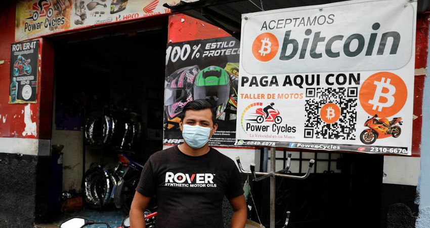 Un comercio de El Salvador que acepta bitcoins como forma de pago. Foto: Reuters.