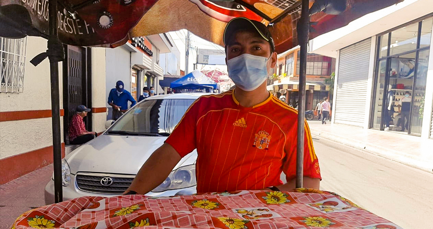 Juan Carlos Somarriba, vendedor ambulante de enchiladas. Foto: Famnuel Úbeda/Radio ABC Stereo