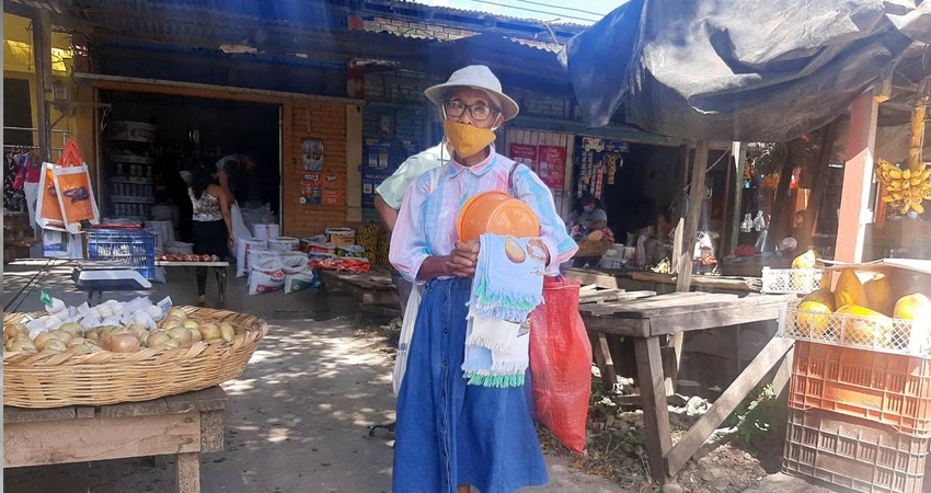 Doña Carmen Hurtado, de 80 años, se dedica a la venta ambulante. Foto: Famnuel Úbeda/Radio ABC Stereo