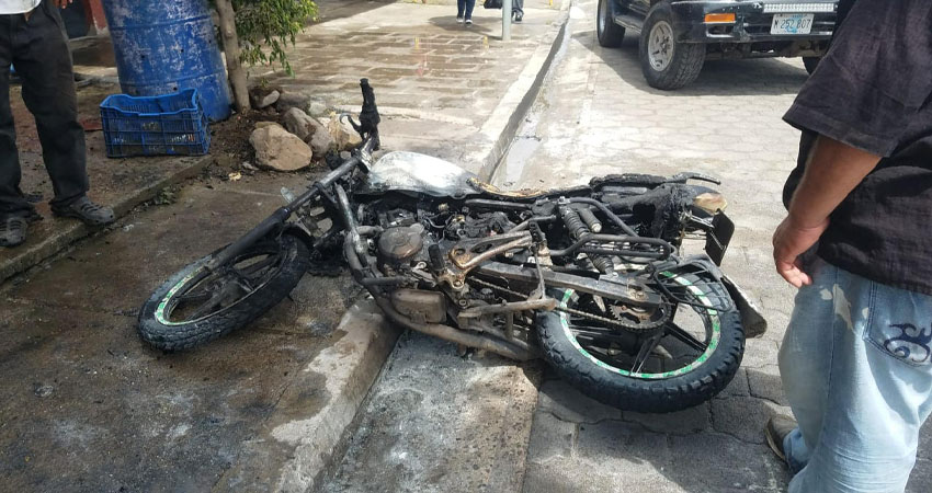 Las pérdidas están valoradas en aproximadamente mil dólares. El dueño de la motocicleta la dejó estacionada frente a una pulpería, cuando de repente, su medio de transporte empezó a tomar fuego.