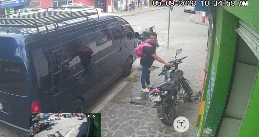 Buscan identificar a ladrón que robó una motocicleta. El vehículo pertenece a trabajadora de una clínica visual que pide ayuda para recuperar su medio de transporte.