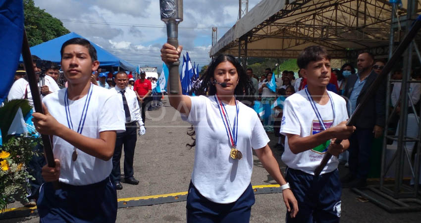 Estudiantes nicaragüenses recibieron la Antorcha Centroamericana. Fotos:Marvin Gadea/NoticiasABC