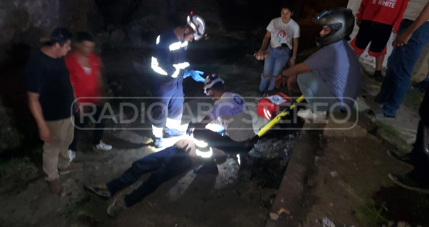Tanto el motociclista como su acompañante resultaron con lesiones tras caer en el cauce, ubicado frente al Tip Top.