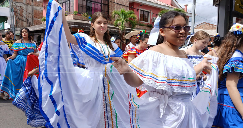 Con un desfile y trajes vistosos, Estelí celebró la fecha que hace homenaje a esta prenda que simboliza identidad y orgullo cultural en Nicaragua.