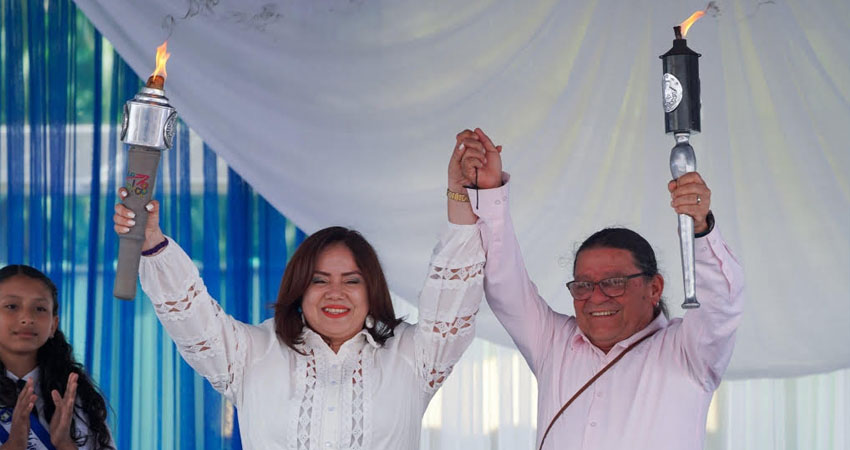 La ministra de Educación Wendy Arauz recibió la antorcha. Foto: Cortesía/Radio ABC Stereo