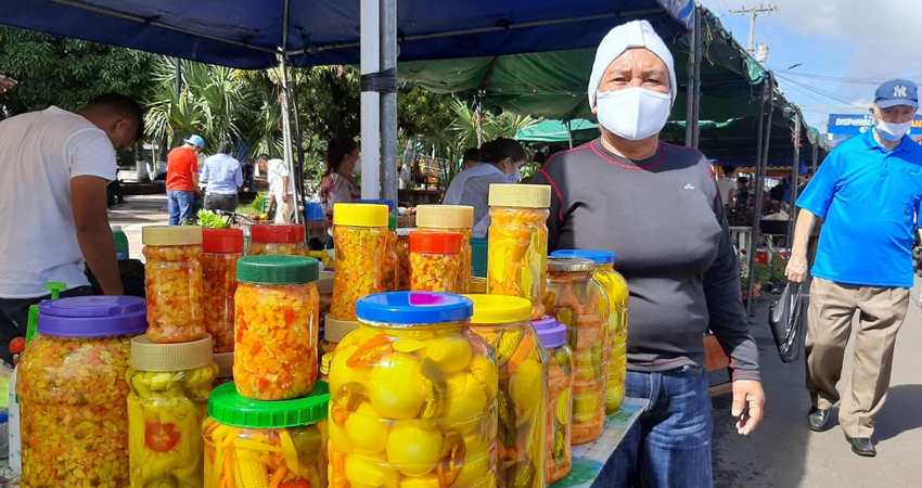 Doña Rita vende sus productos en el Mercado Campesino. Foto: Famnuel Úbeda/Radio ABC Stereo