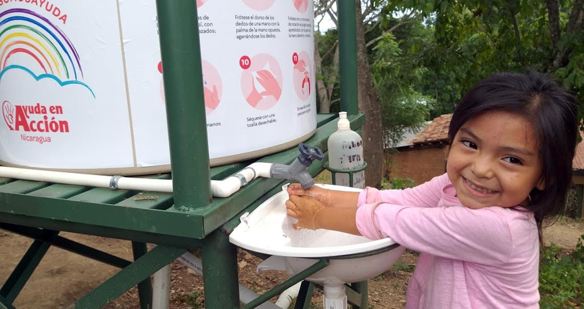 Una niña lavándose las manos en una comunidad de Madriz. Foto: Ayuda en Acción