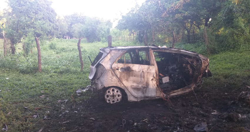 El vehículo quedó parcialmente quemado. Foto: Cortesía