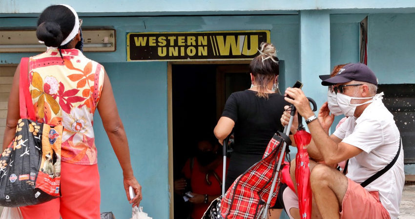 Varias personas esperan al frente de una oficina de Western Union. Foto: Cortesía/EFE