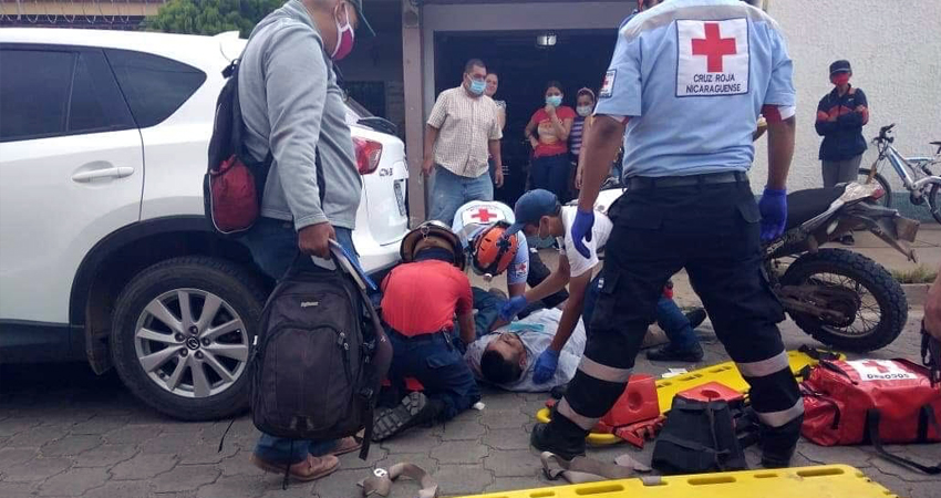 Los lesionados fueron asistidos por bomberos y cruzrojistas. Foto: Juan Fco. Dávila/Radio ABC Stereo