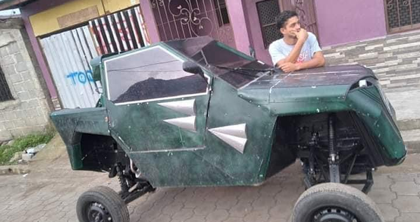 Andrés Herrera destaca en la ciudad Jinotega al haber logrado construir su propio vehículo. Foto: Cortesía/Radio ABC Stereo