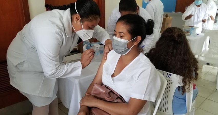 Este viernes fue vacunado personal médico de Estelí. Foto: Cortesía/Radio ABC Stereo
