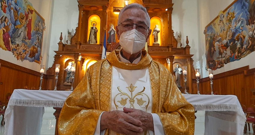 El padre Julio López regresa a la Catedral de Estelí después de 50 años. Foto: Famnuel Úbeda/Radio ABC Stereo