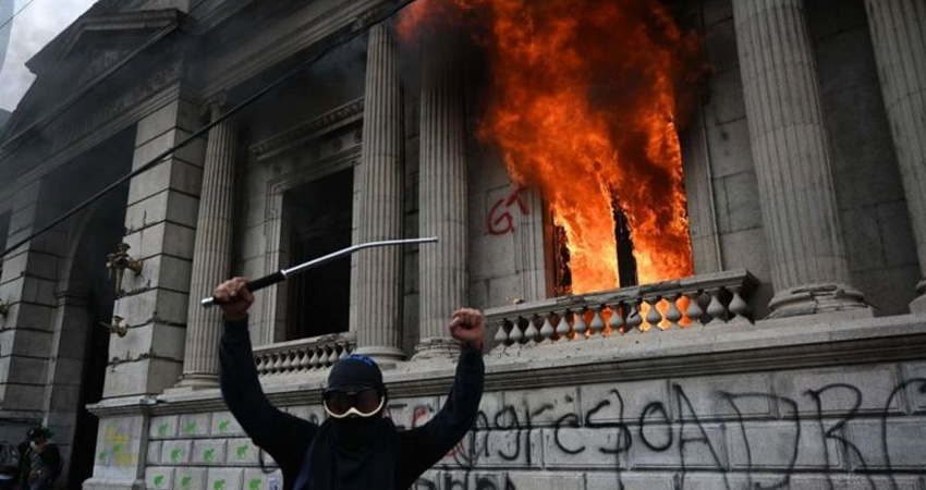 Los manifestantes lograron ingresar brevemente en la sede del Congreso, donde causaron destrozos. Foto: Getty Images/BBC Mundo