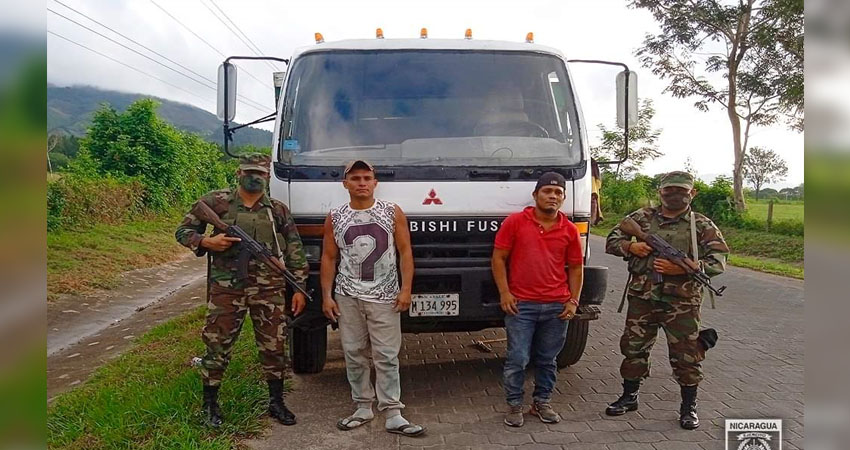 Los dos detenidos fueron entregados a los autoridades correspondientes.   Foto: Cortesía / Ejército de Nicaragua