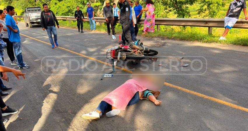 Cuando la moto chocó contra una camioneta, la víctima salió expulsada e impactó fuertemente contra el suelo.