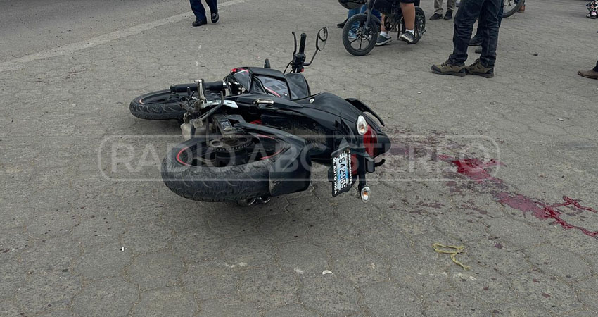 Tras impactar contra un vehículo, el motociclista sufrió una severa lesión en su brazo izquierdo y fue trasladado al hospital San Juan de Dios.