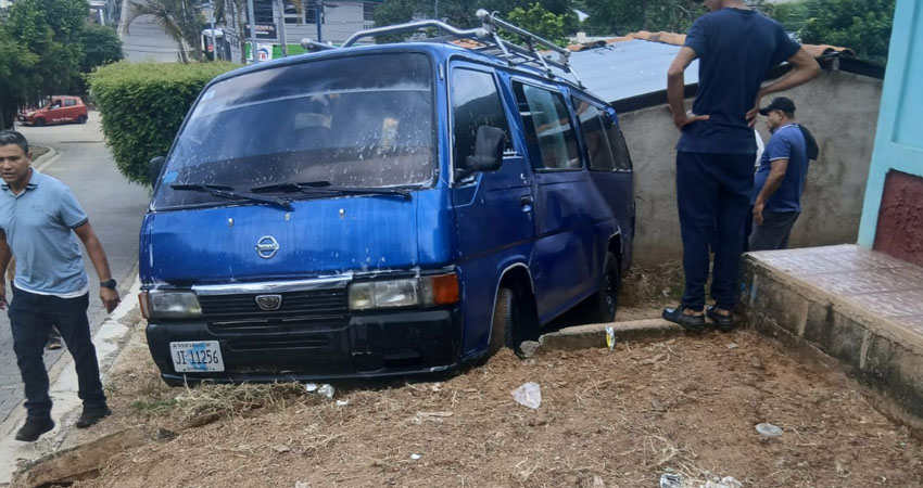Dos viviendas sufrieron daños tras el accidente. Foto: Cortesía/Radio ABC Stereo