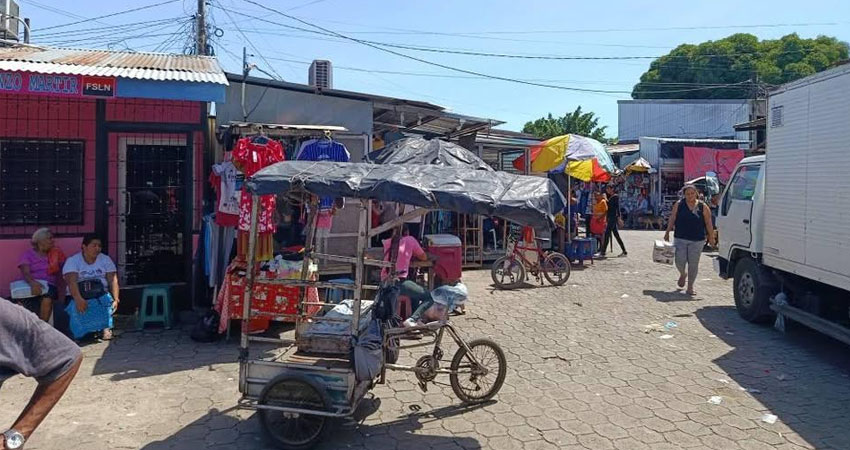 La municipalidad señala que en la calle principal del mercado se ha detectado la instalación de eobjetos que han reducido el espacio de circulación. Foto: Tomada de Redes Sociales