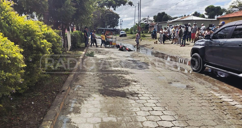 El hombre impactó contra un borde de concreto tras perder el control de su motocicleta.