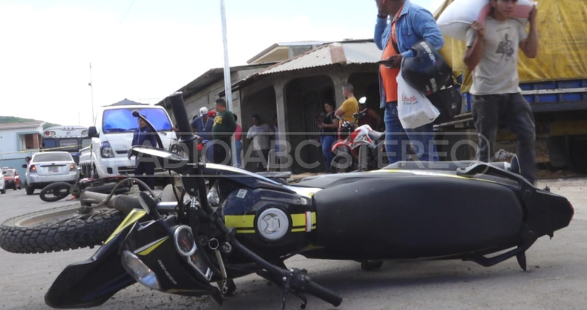 Vehículos estacionados impidieron que uno de los involucrados observara que el otro motociclista iba, en ese momento sucedió la colisión.