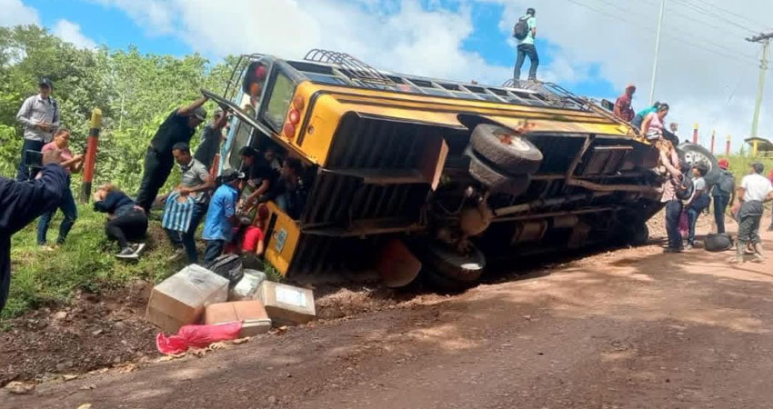 El conductor de la unidad perdió el control y ocurrió el accidente. Foto: Cortesía/Radio ABC Stereo