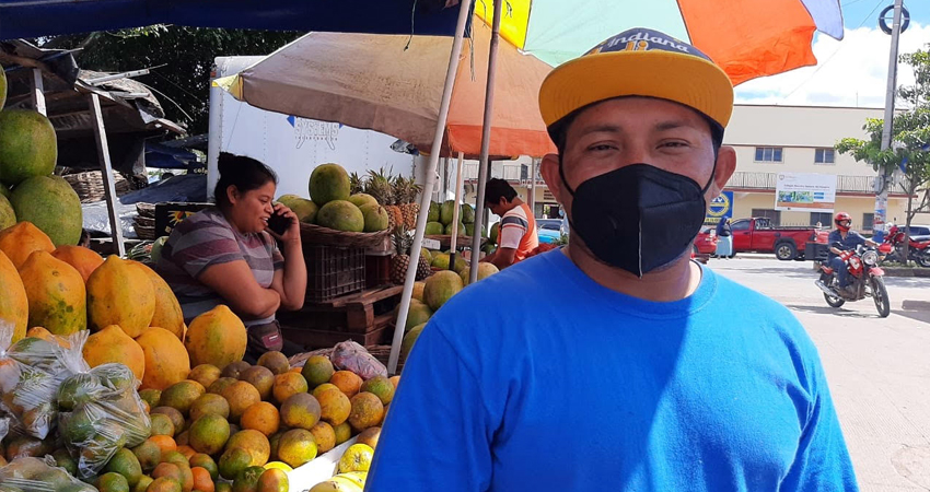 Los comerciantes esperan poder vender otras frutas de temporada. Foto: Famnuel Úbeda/Radio ABC Stereo