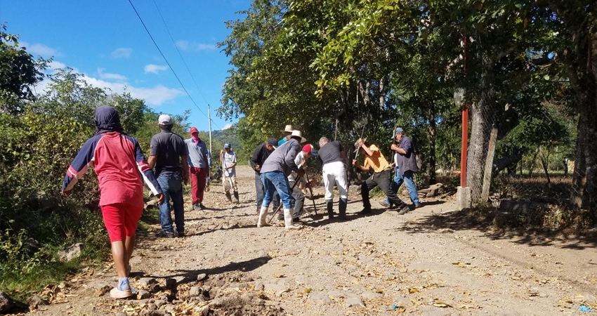 Con palas y barras, pobladores de dispusieron a reparar el camino. Foto: Roberto Mora/Radio ABC Stereo