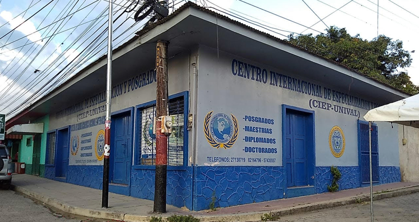 El representante del centro de estudios de negaba a desalojar el inmueble. Foto: José Enrique Ortega/Radio ABC Stereo