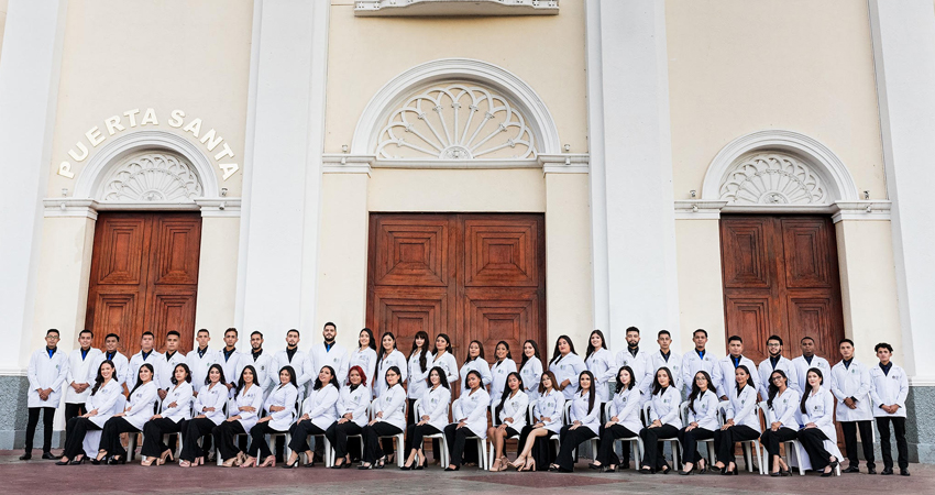 Primera generación de médicos graduados de la FAREM Estelí. Foto: Cortesía/Radio ABC Stereo